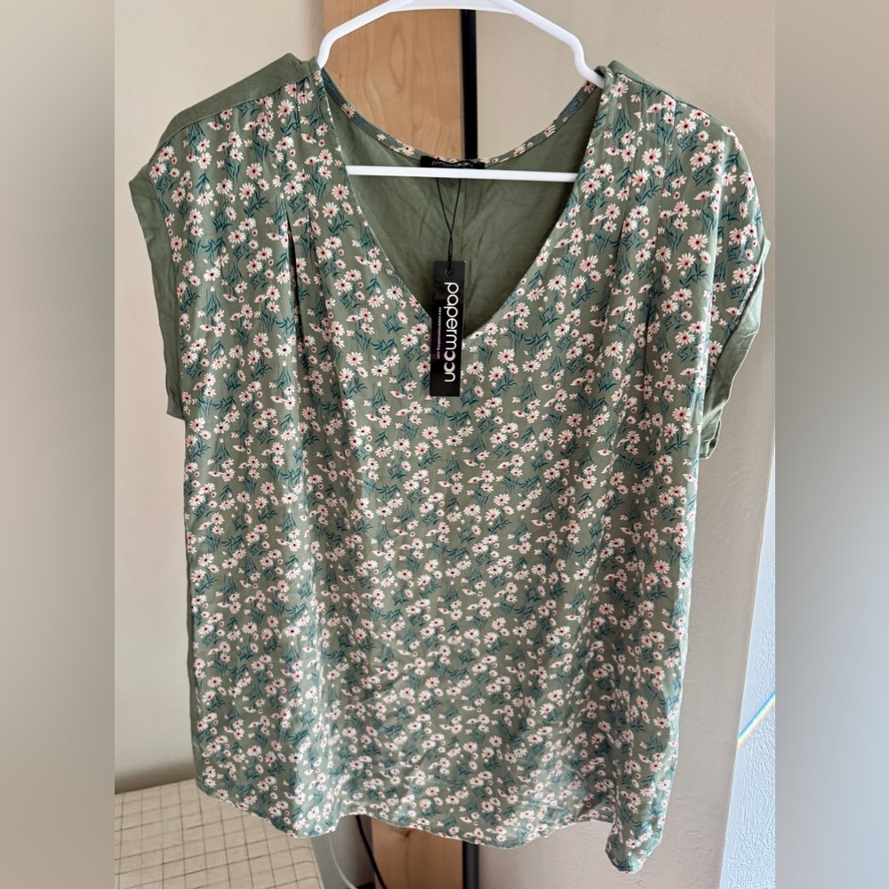 Preowned (like new) Papermoon Olive Green Floral Short Sleeve Blouse size Large